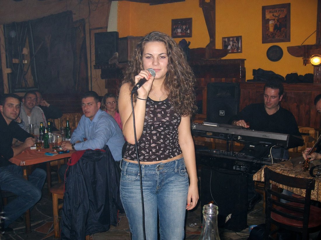Tanja peva u kafani u dijaspori